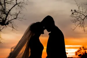 Matrimonio in Puglia, silouette degli sposi al tramonto