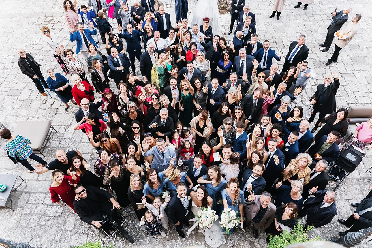 Foto di gruppo realizzata all'uscita delgi sposi dopo la cerimonia religiosa delle nozze