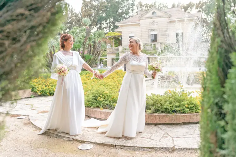 Due spose passeggiano tra i viali della location Villa Vergine, luogo speciale dell'unione civile e dei festeggiamenti.