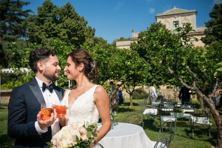 Matrimonio a Tenuta Lucagiovanni. Un'immagine che cattura l'euforia del momento e la bellezza di un brindisi indimenticabile nel contesto suggestivo della tenuta