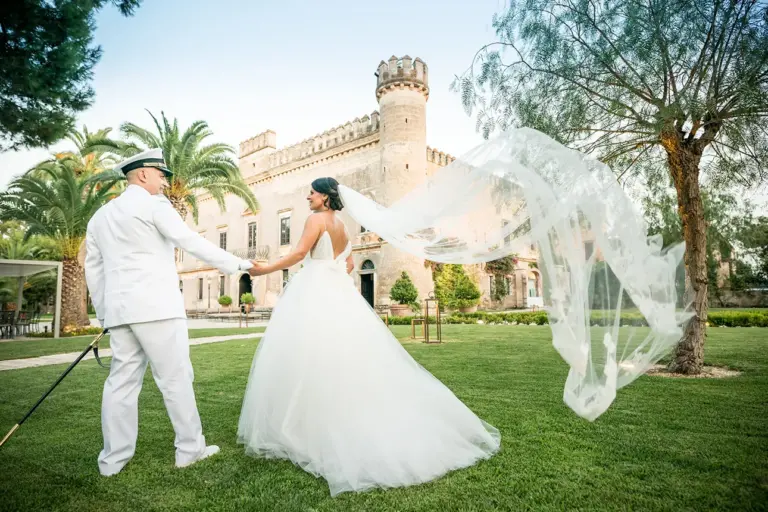 matrimonio in divisa marina a castello monaci foto reportage di coppia