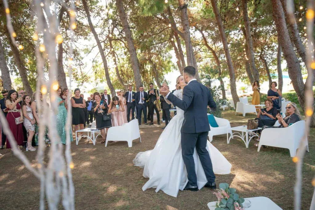 Momento romantico nella galleria di Maraca Fotografia: gli sposi improvvisano un tenero ballo nel piccolo bosco della struttura Villa dei Fiori a Gallipoli. Un'immagine che cattura l'intimità e la dolcezza di un momento condiviso in un ambiente suggestivo.