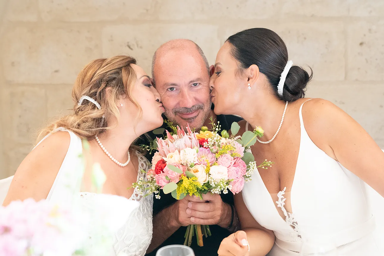 matrimonio gay a Lecce, Unione civile di due donne che abbracciano il loro fotografo