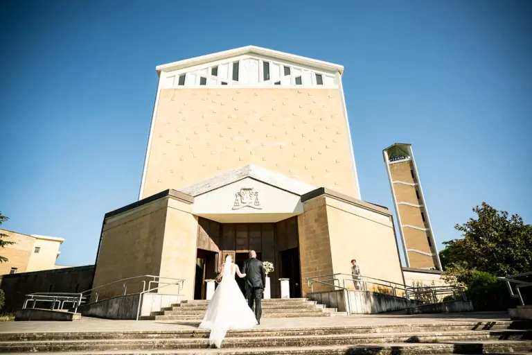 ingresso della sposa in chiesa durante un matrimonio serale a Lecce