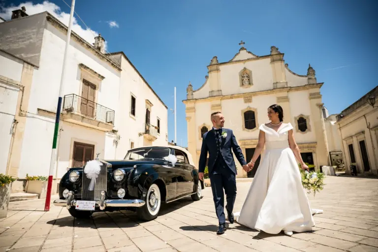 matrimonio di mattina a Melendugno, gli sposi escono dalla chiesa