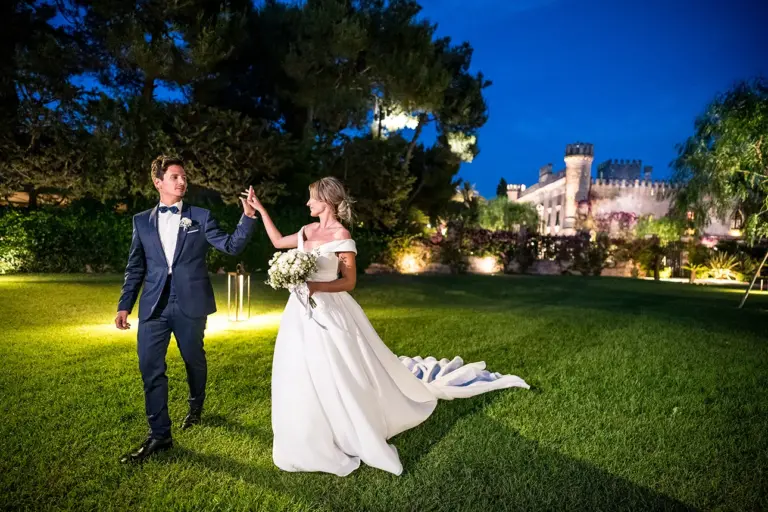 foto di coppia a castello monaci durante un matrimonio serale