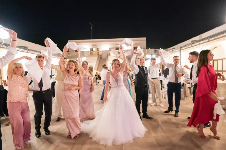 momenti di festa durante un matrimonio serale a tenuta caradonna Lecce