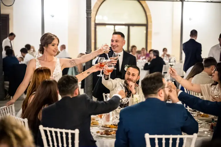 momenti di gioia durante una festa di matrimonio a Tenuta Caradonna a Lecce