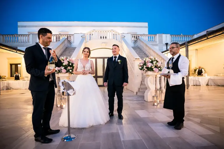 brindisi degli sposi durante un matrimonio serale a Tenuta Caradonna a Lecce