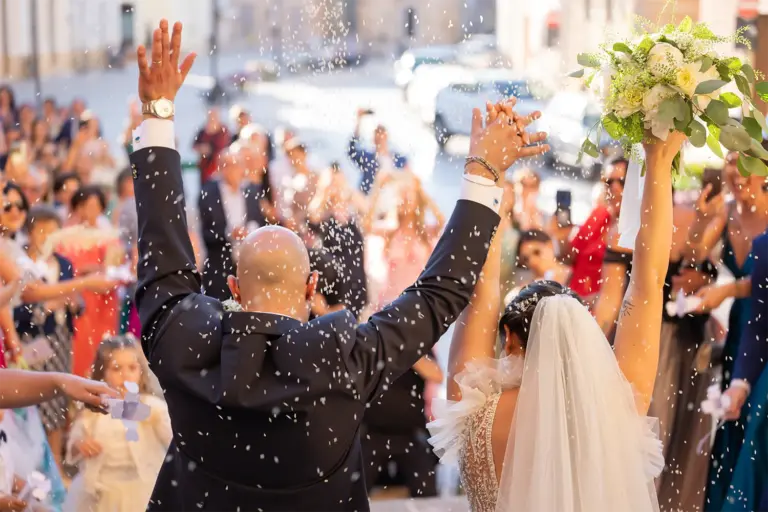 Matrimonio a Torchiarolo,uscita dalla chiesa, un momento festoso colto da MARACA FOTOGRAFIA