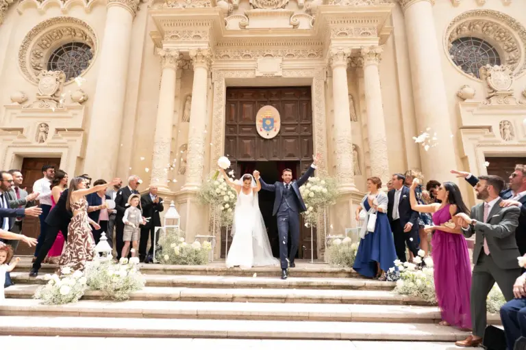 gli sposi escono gioiosidalla basilica di Santa Croce accolti dalla folla festosa di amici