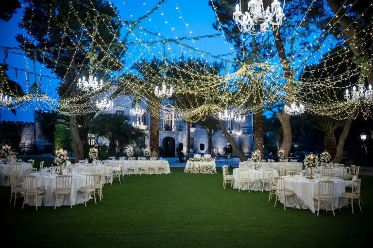 allestimento tavoli per una cena in esterni al castello