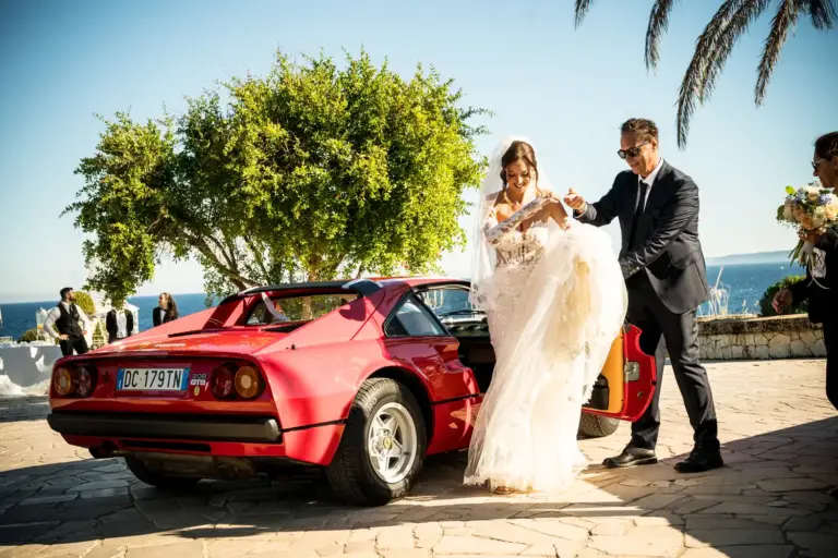 Matrimonio all'Augustus di Santa Cesarea. la sposa arriva in Ferrari Rossa