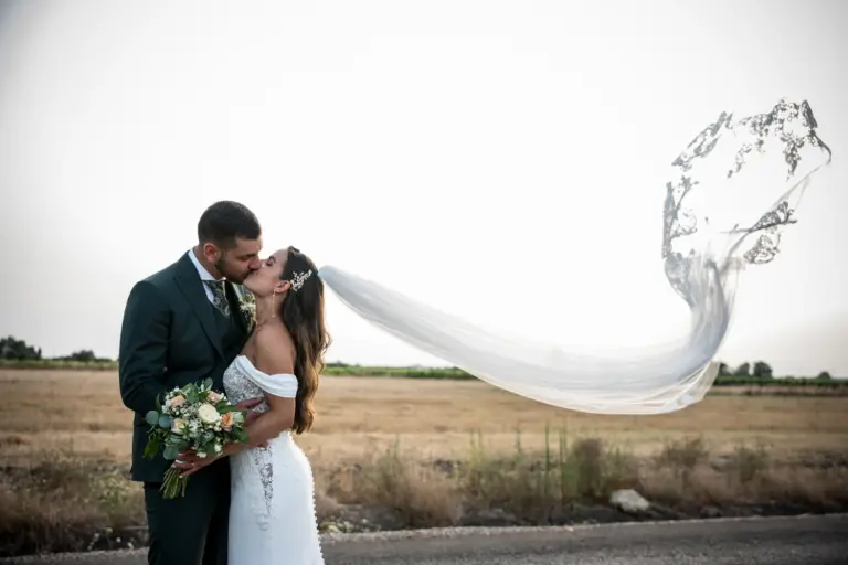 un tenero bacio tra gli posi