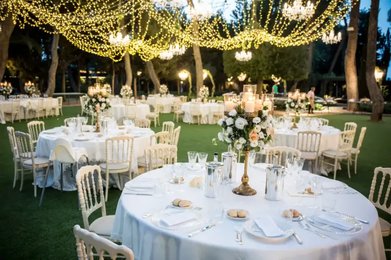 allestimento tavoli per una cena in esterni