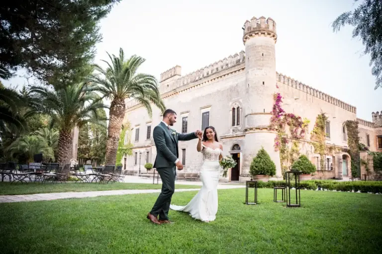 matrimonio a Castello Monaci. Sposi che passeggiano