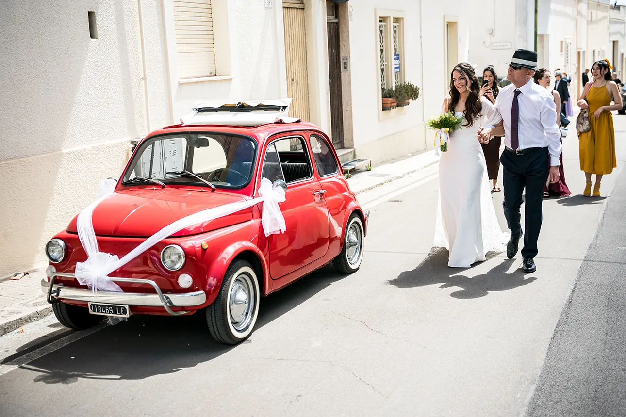 matrimonio di mattina, la sposa e il papà si dirigono in chiesa