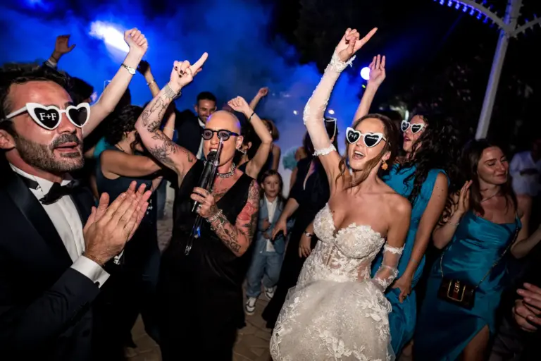 Festa di matrimonio con la musica del gruppo Atmosfera Blu. Vocalist Shary balla con gli sposi