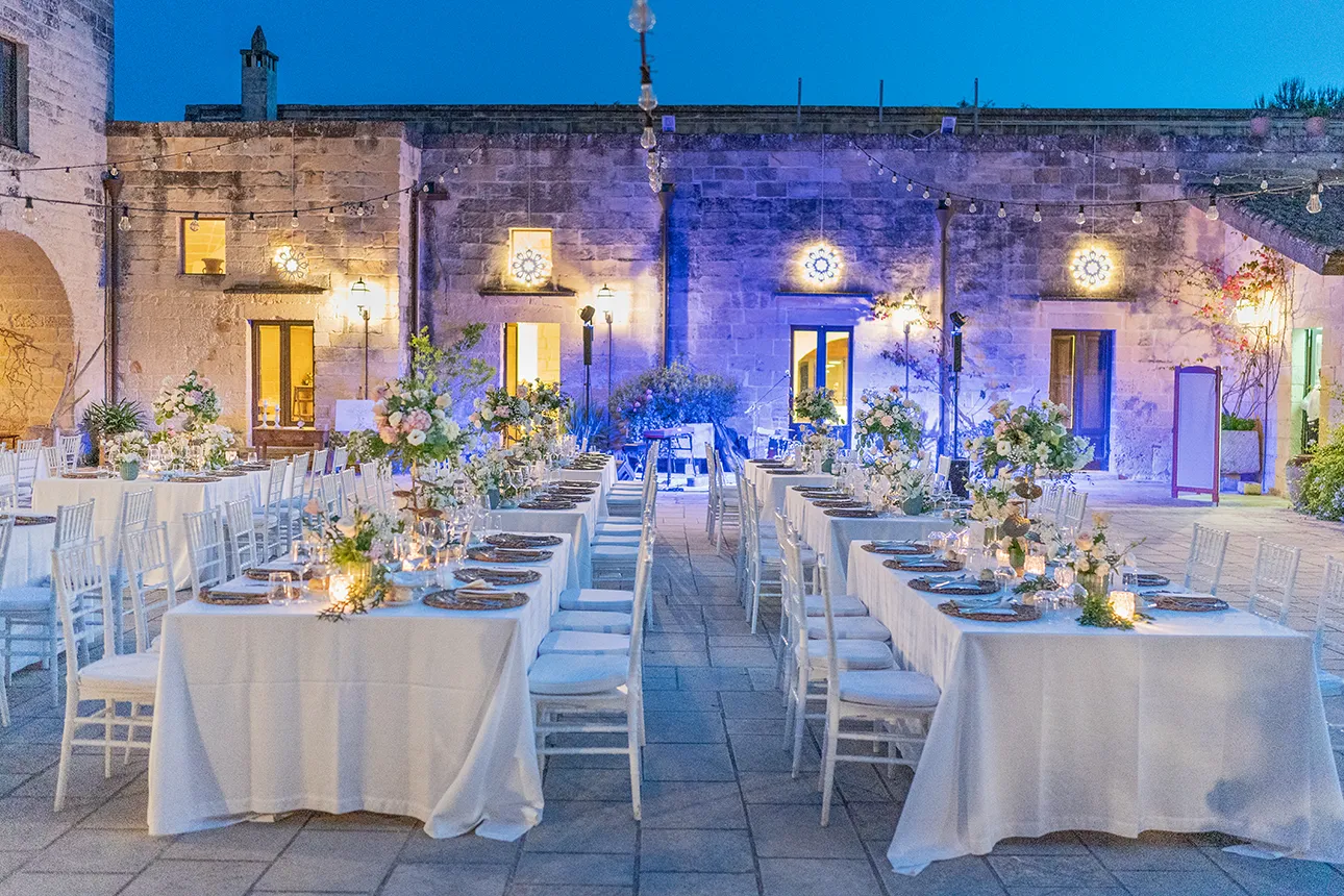 Masseria San Lorenzo, location per matrimoni in Salento. Veduta del cortile interno con addobbi per matrimonio