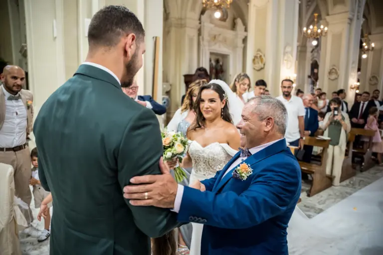 dopo l'ingresso in chiesa della sposa i saluti con lo sposo