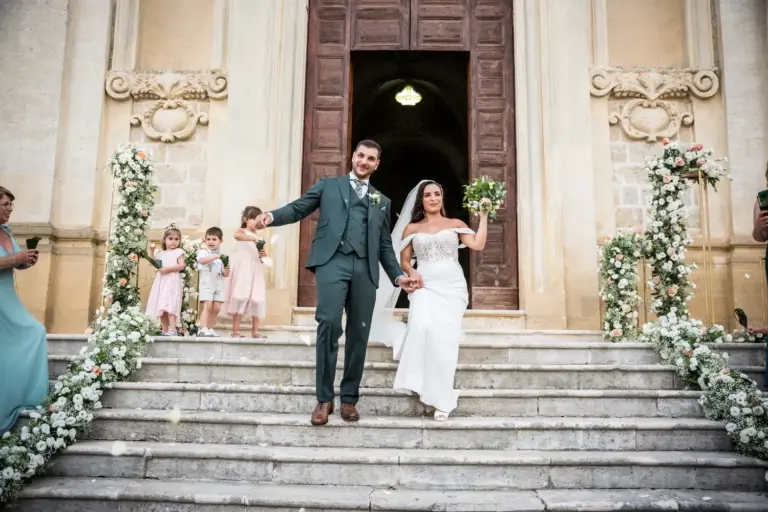 Gli sposi dopo il rito del matrimonio escono dalla chiesa