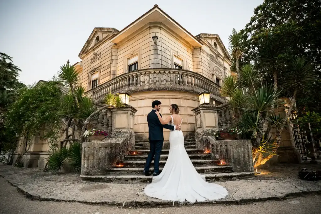 matrimonio a Villa Vergine, sposi sulla scalinata