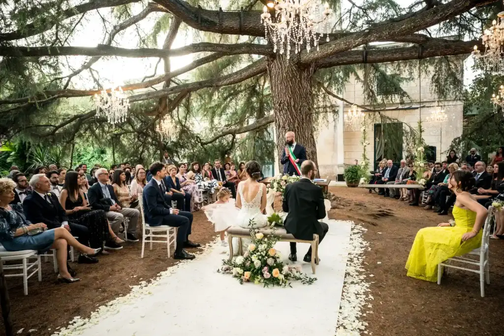 Matrimonio con rito civile a Tenuta Lucagiovanni celebrato sotto un caratteristico albero di cedro