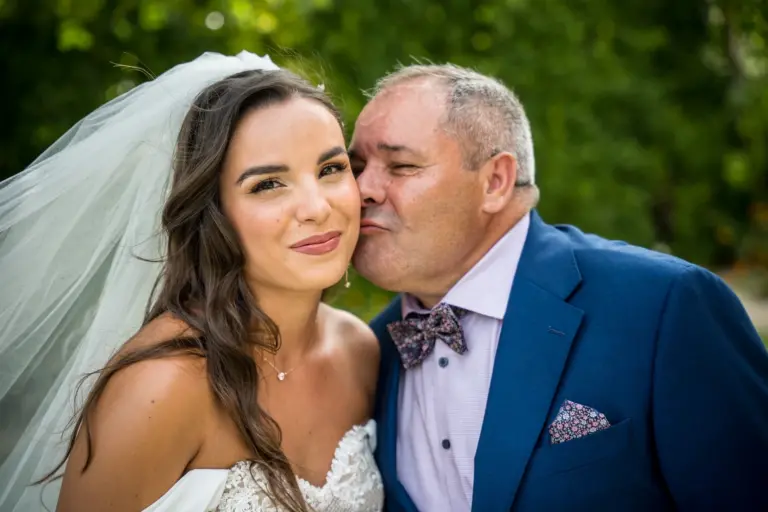 un tenero bacio alla sposa da parte del papà