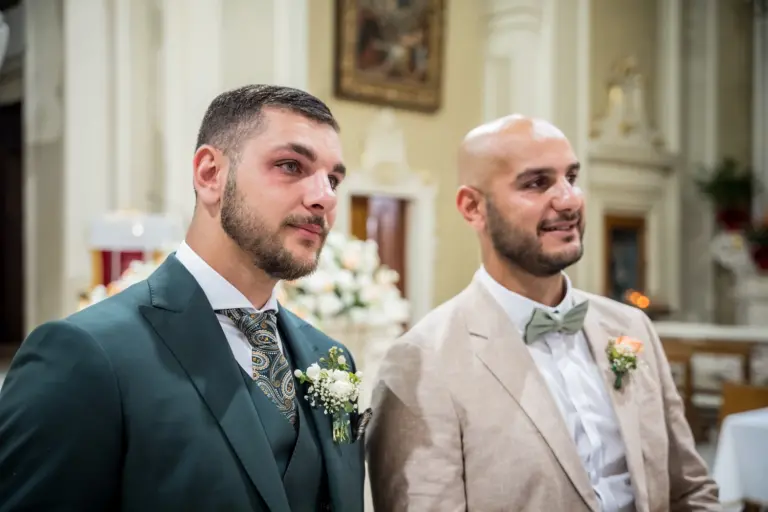 lo sposo si commuove durante l'ingresso in ciesa della sposa