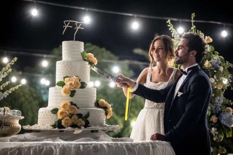 Augustus Resort, matrimonio serale. Gli sposi tagliano la torta