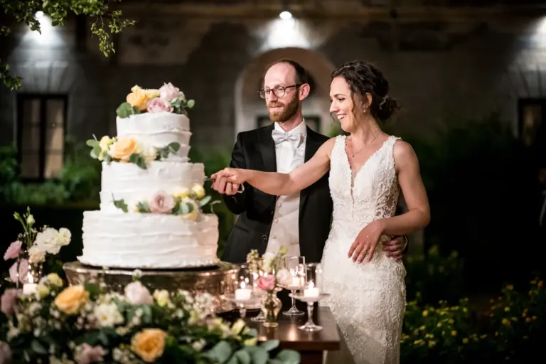 Il momento del taglio torta preso un evento organizzato da Maglio Eventi a Maglie