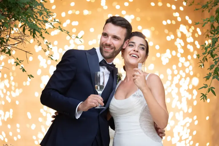 momento del brindisi degli sposi durante una festa di matrimonio a Villa Zaira