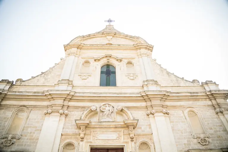 un particolare della chiesa madre di Guagnano. Location ideale per celebrare le nozze in Salento