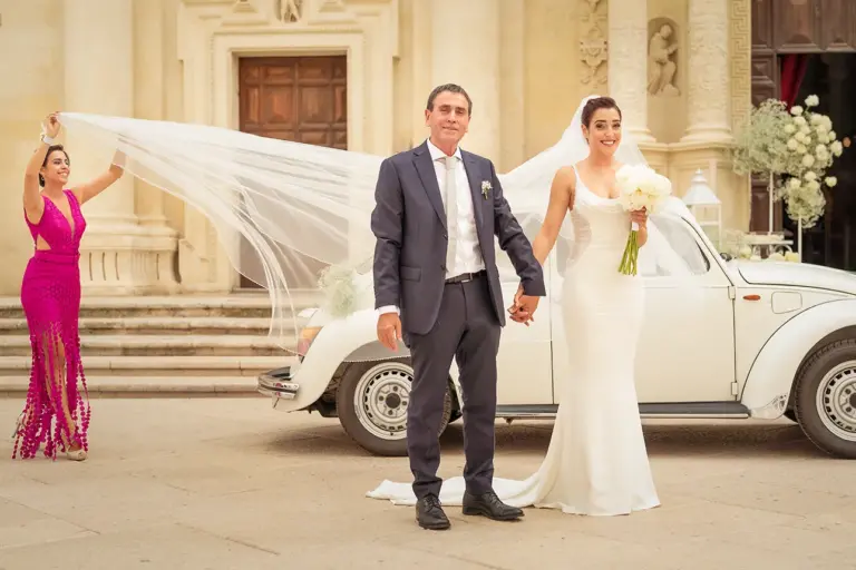 matrimonio a Lecce, l'arrivo della sposa su maggiolino bianco presso la Basilica di Santa Croce