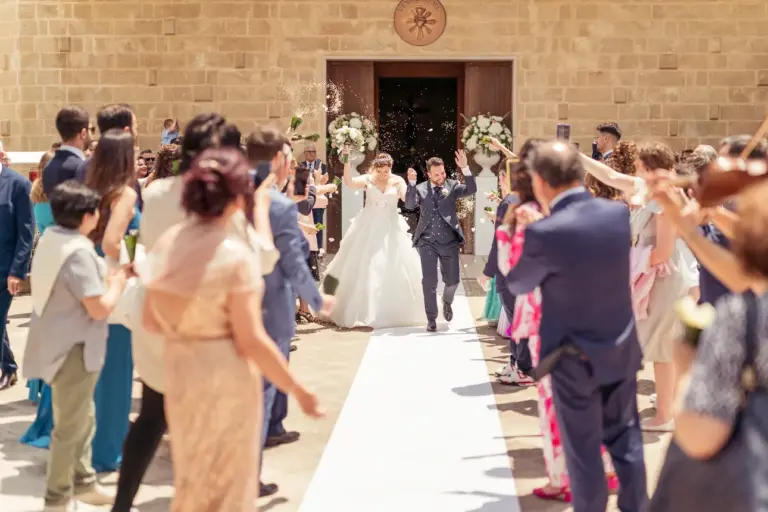 gli sposi escono dalla chiesa, reportage fotografico senza pose in Salento