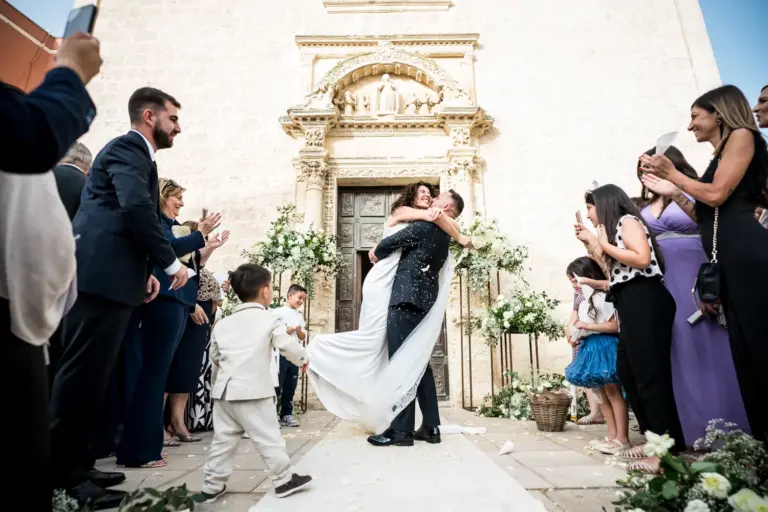 matrimonio a surbo. gli sposi escono dalla Chiesa di Santa Maria del Popolo