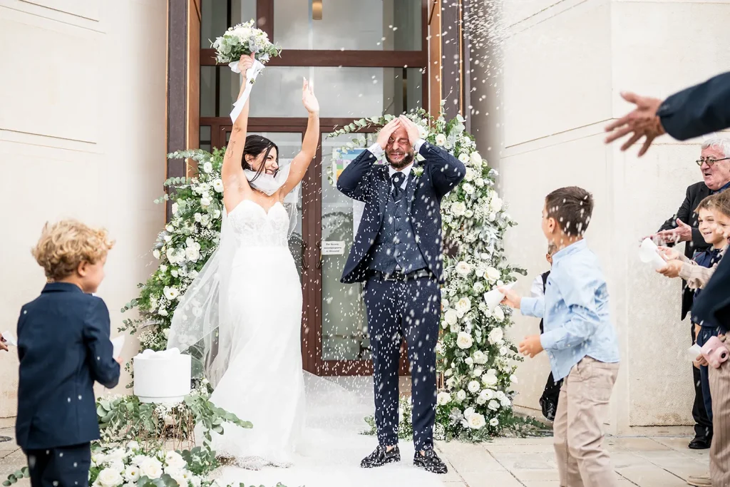 Uscita degli sposi dalla chiesa dopo un matrimonio religioso a Lecce